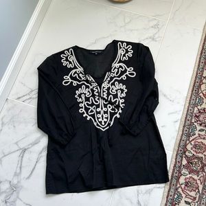 Black Linen Jones New York signature top with beautiful white detailing EUC